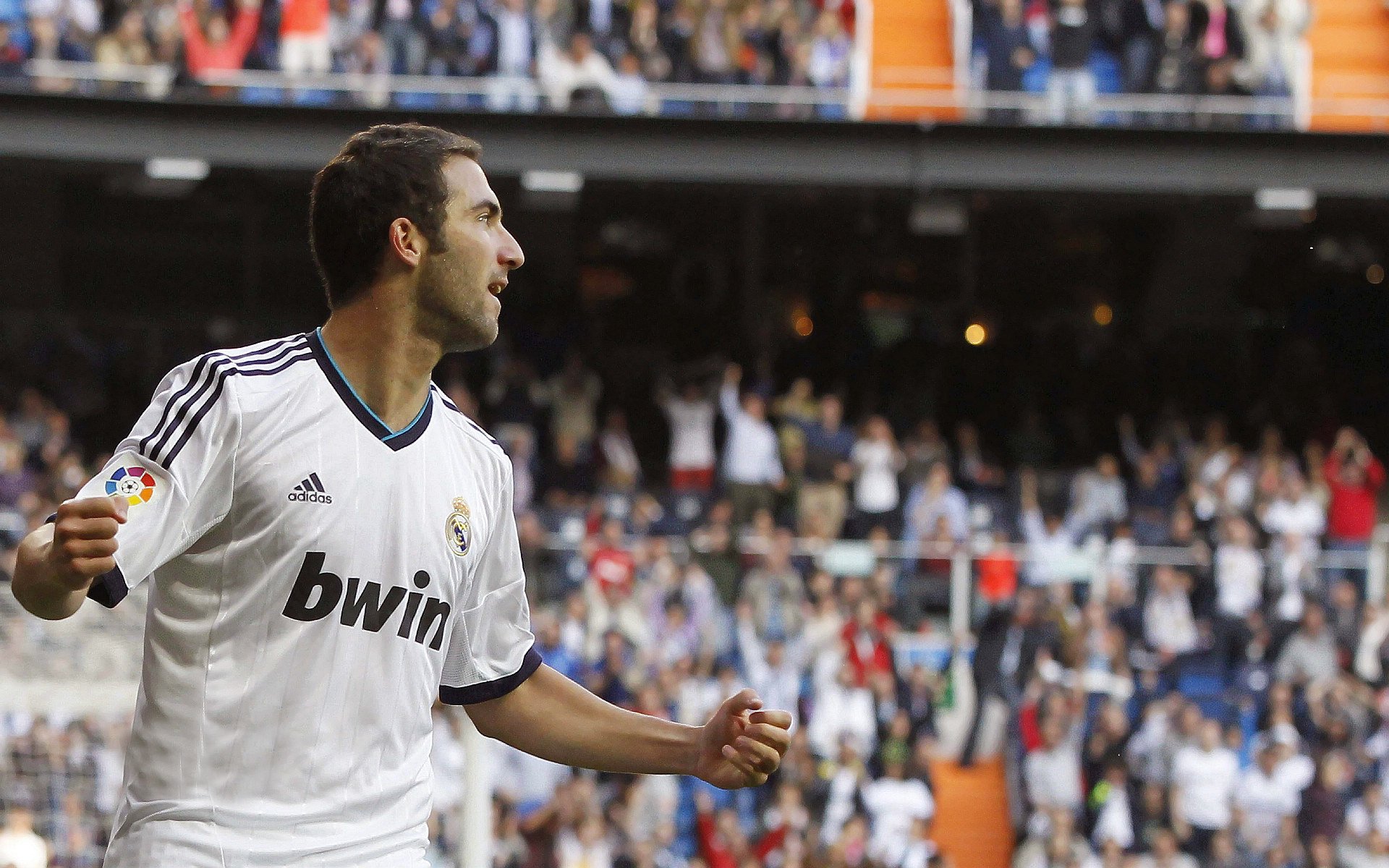 爱游戏全站注册-巴尔：全黑队中场的“战术大师”，出色的防守与组织能力兼备