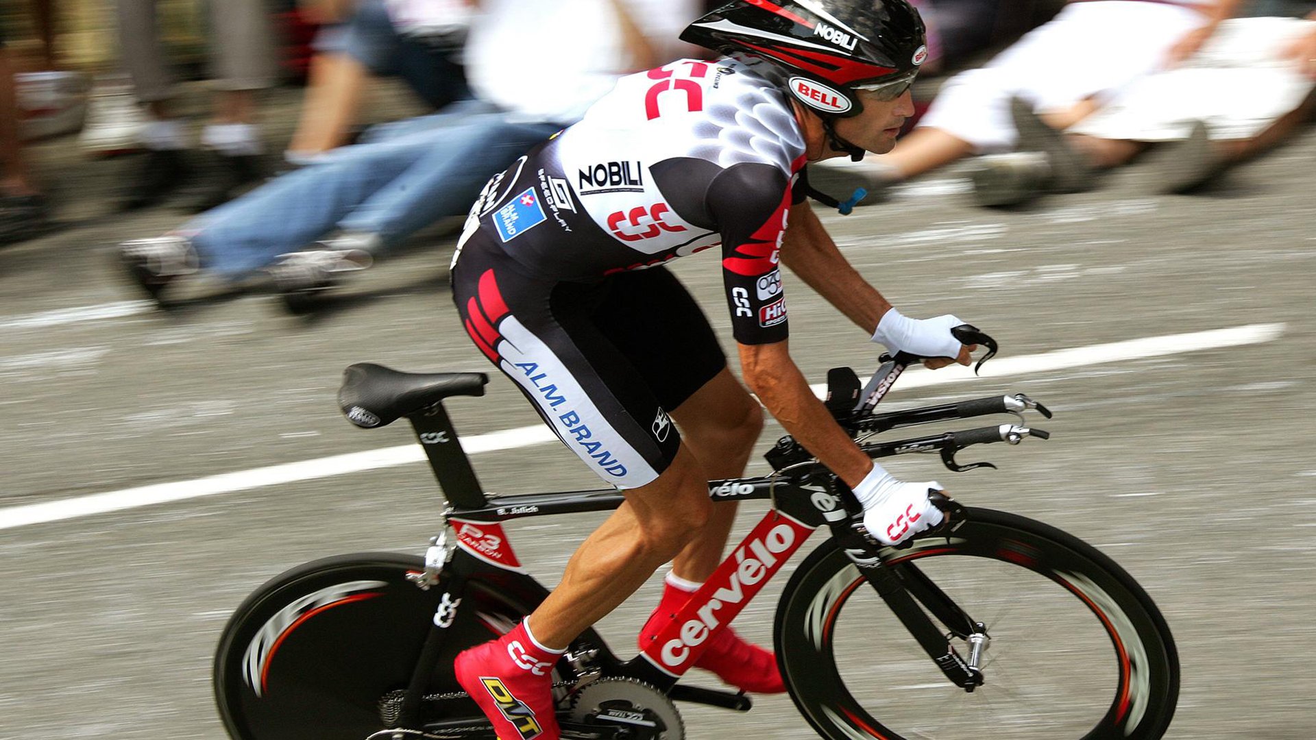 爱游戏体验-青少年篮球挑战营引入分组对抗提高临场判断与协作能力，青少年篮球队训练视频